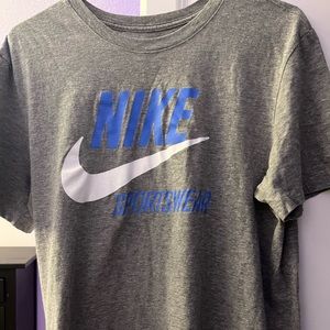 grey Nike tee